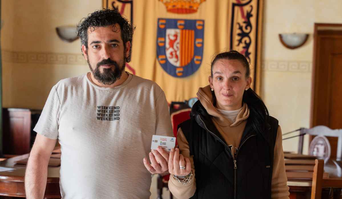 EntregaTarjetas-AccioncontraHambre-Grazalema-Andalucia-Pareja-Beneficiarios-Apoyo