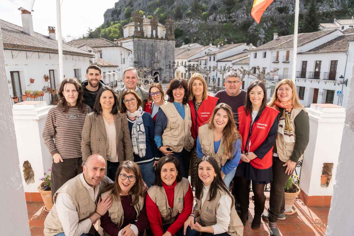 Grupo entrega tarjetas 