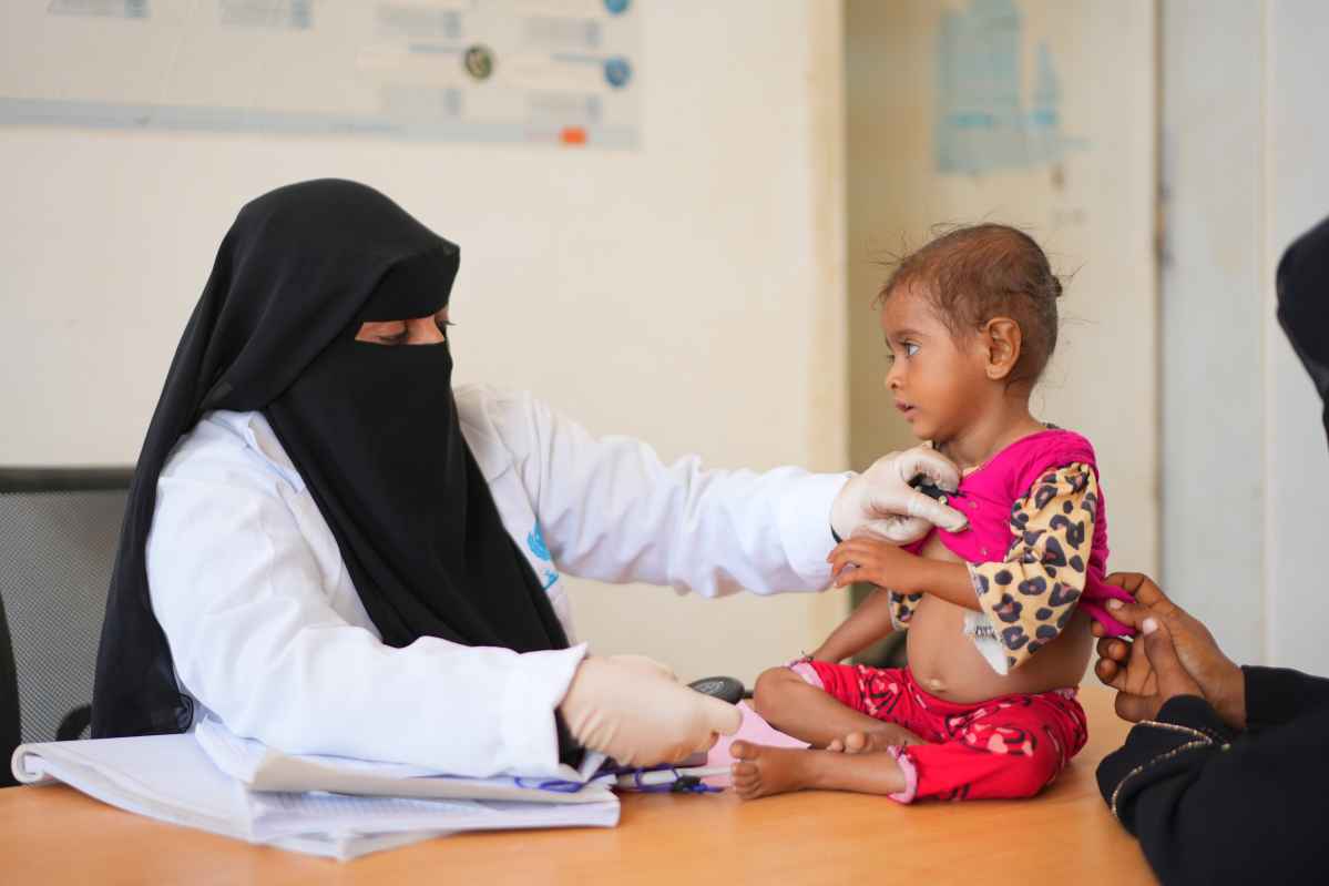 Niña pequeña atendida por doctora en clínica Yemen