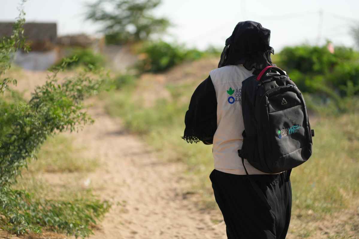 Mujer espaldas Acción contra el hambre Yemen
