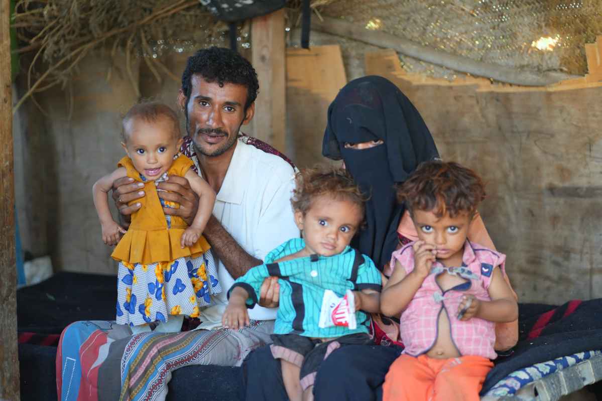 Familia con 3 hijos pequeños Yemen
