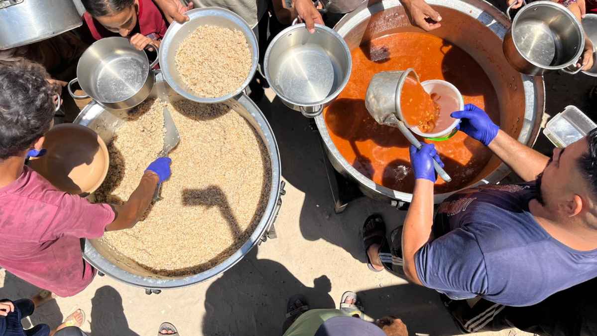 Distribución de comidas calientes en Gaza, 2025. © Acción contra el Hambre