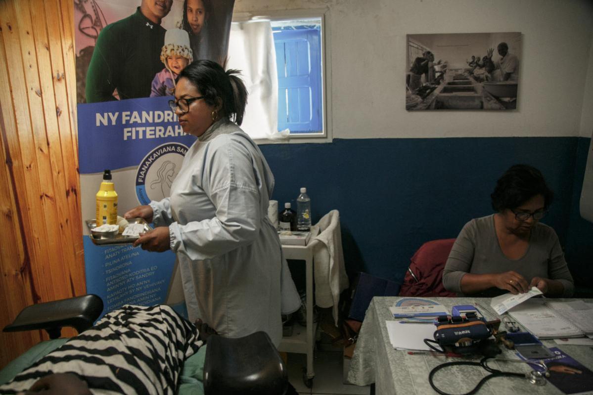 ANTANANARIVO, MADAGASCAR - La Sra. RAVELOSON Aurore, de 37 años, es comadrona desde hace 15 años y trabaja para la ONG malgache FISA (Fianakaviana Sambatra) especializada en planificación familiar y socia de ACF, en el centro social AKANY TAFA, situado en el barrio popular de Antohamadinika, considerado uno de los más precarios e insalubres de Antananarivo. Hoy recibe a una madre que desea implantarse un anticonceptivo bajo la epidermis durante un periodo de tres años. FOTO: © RIJASOLO