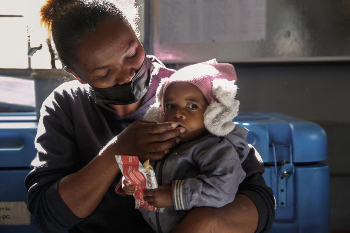 ANTANANARIVO, MADAGASCAR - RAHARISOLO Sarindra Véronique, de 34 años, casada y madre de cuatro hijos, acude a una consulta postnatal para su hija Veronica en el CRENAS (Centro de Recuperación y Educación Nutricional para la Desnutrición Aguda Severa ) dentro del CSB II (Centro Básico de Salud II) del distrito de Anosipatrana, considerado uno de los más precarios e insalubres de Antananarivo. Verónica, de quince meses, pesa sólo 7 kg y está desnutrida. FOTO: © RIJASOLO